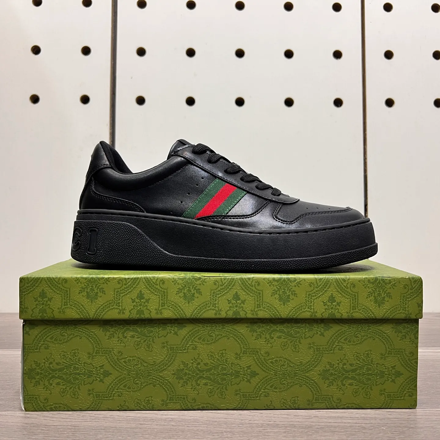 Factory price: 400💰Gucci original quality.~ Unique modern style sneakers. 🏃A must-have casual shoe for trendy men😍😍 Imported cowhide, sheepskin foot pads (refuse to discolor and grind feet) soles: Original soles specially provided by the original factory, French lazy style design ⚠️Fit to the feet, original quality, super comfortable original soles. Just like shooting the real thing 🎬The real thing is better, high-quality sneakers, size: 38-44 (45 and 46 can be customized)